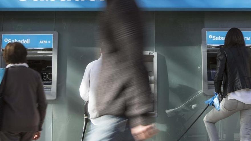 Sacan miles de euros en un cajero automático de Zaragoza sin las tarjetas de crédito