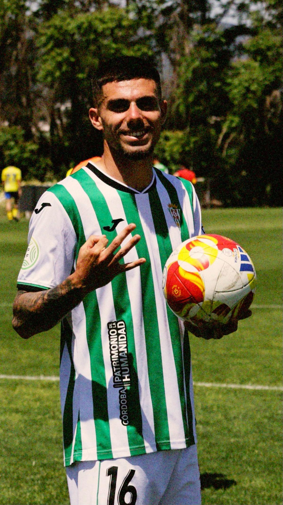Lidueña sostiene el balón tras anotar tres tantos con el Córdoba B.