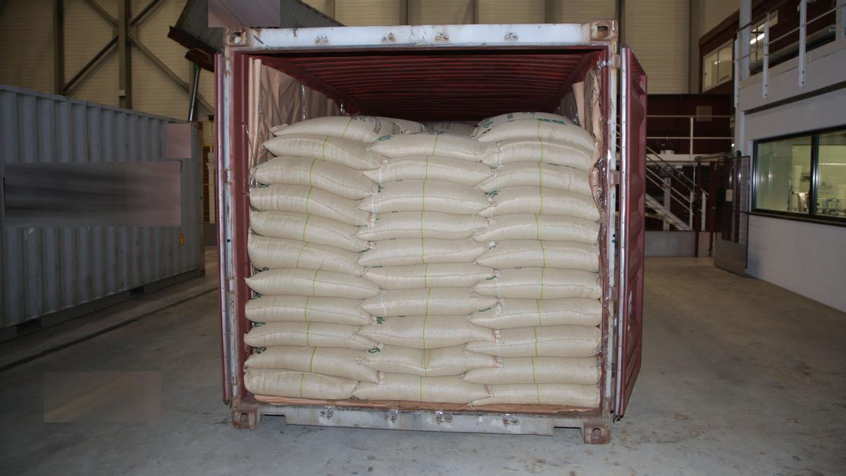 Esta fotografía distribuida por la policía suiza del cantón de Friburgo, en el oeste de Suiza, el 5 de mayo de 2022, muestra uno de los cinco contenedores de un envío de granos de café entregado a una planta de Nespresso en el que se encontraron más de 500 kilogramos de cocaína.
