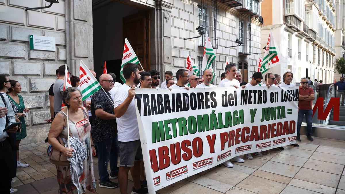 Trabajadores del metro se manifiestan frente a la Delegación del Gobierno andaluz.