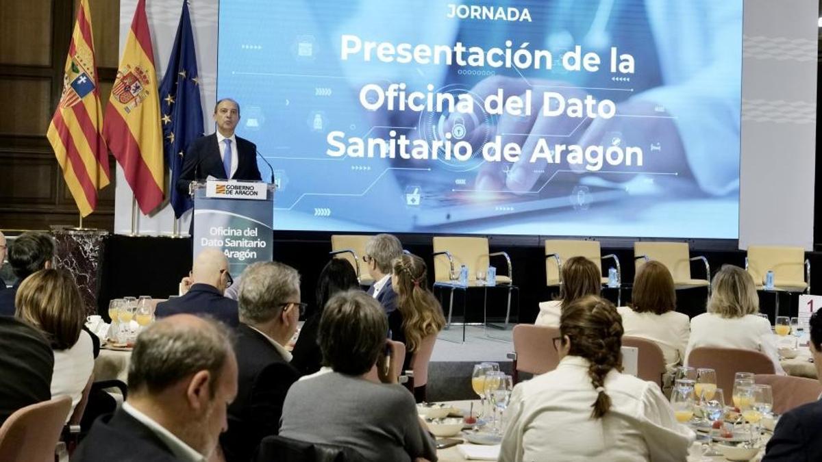 El consejero de Sanidad inaugura la jornada de presentación de la Oficina del Dato de Salud de Aragón.