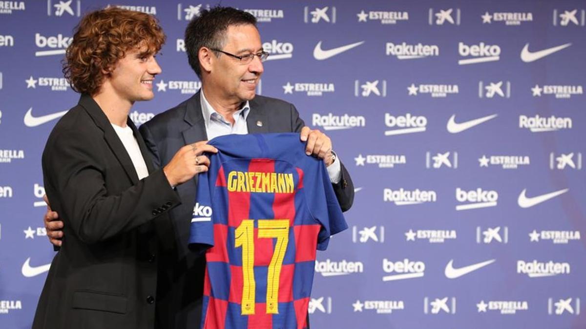 Griezmann con el presidente Bartomeu, en un momento de la presentación de este domingo en el Auditori 1899