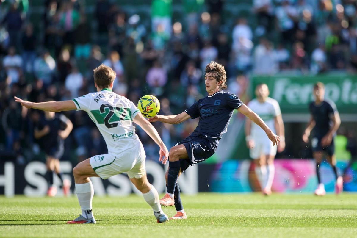 El Girona protagonitza una broma de mal gust i cau amb estrèpit contra l’Elx