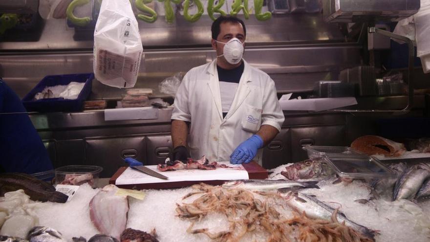 Critóbal Teruel en su pescadería, cuyos principales clientes eran los bares y restaurantes.