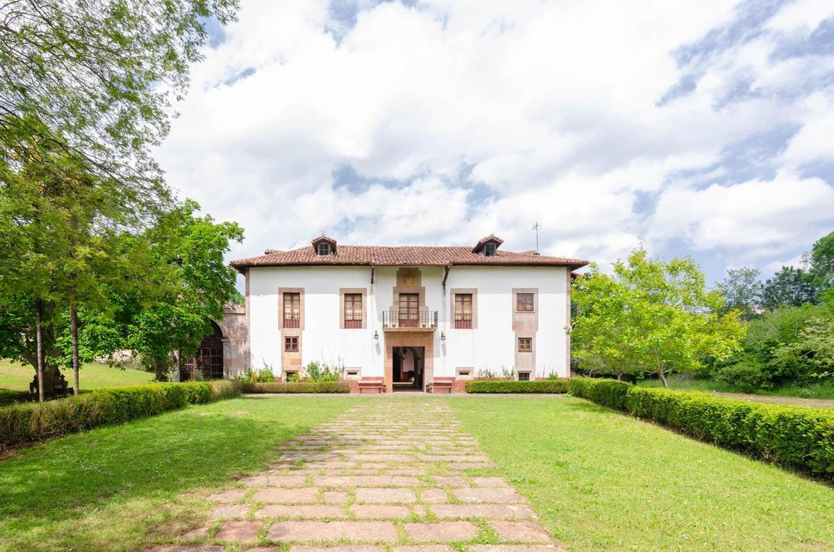 Tiene 8 habitaciones, 5 baños y capilla privada: la espectacular mansión en Oviedo que se vende casi por dos millones de euros