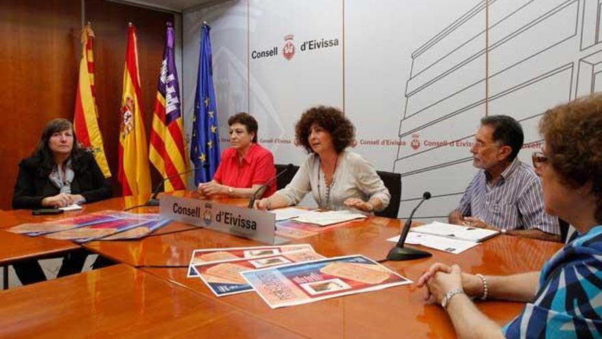 La consellera Pepita Costa, Guadalupe Cañestro y miembros de grupos de teatro.