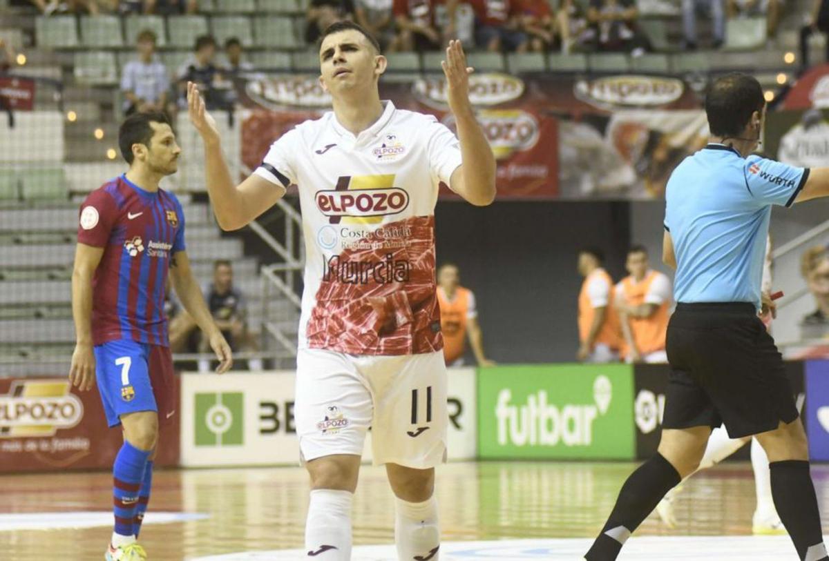 Marcel se lamenta de una ocasión fallada ante el Barça. | ISRAEL SÁNCHEZ