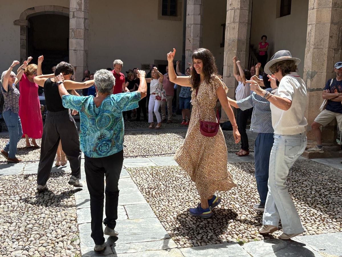 Asistentes bailando en el concierto de "Fetén Fetén".