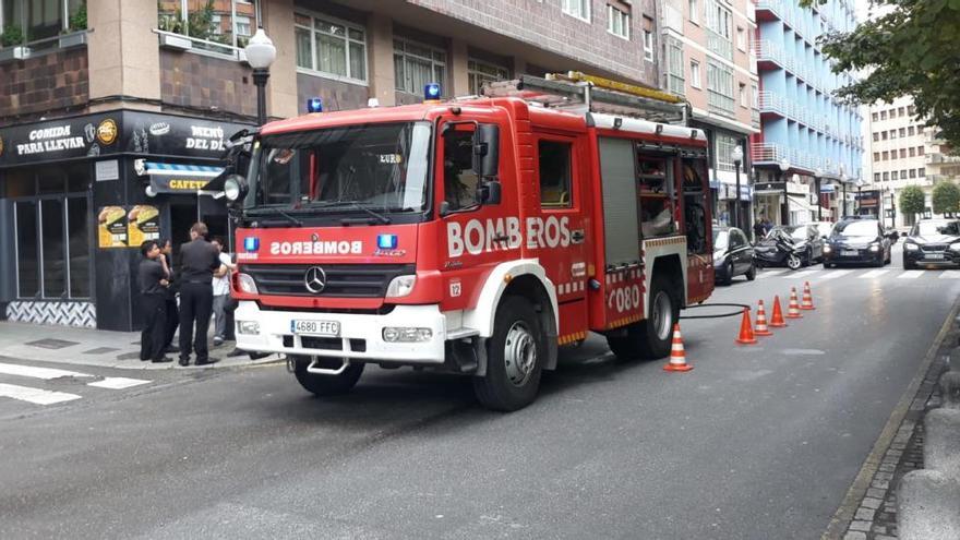 Un incendio obliga a desalojar una conocida cafetería en el centro de Gijón
