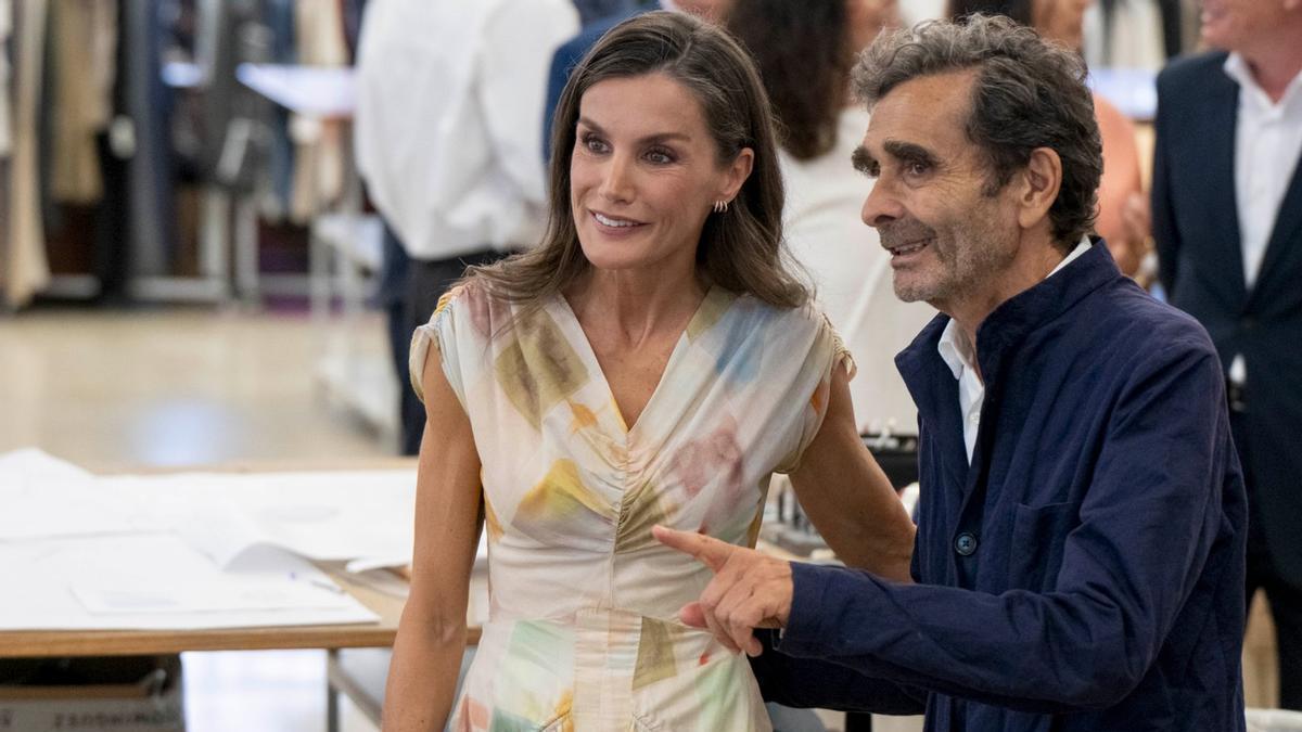 Doña Letizia con Adolfo Domínguez durante su recorrido de más de una hora y media por la sede de la firma en Ourense,