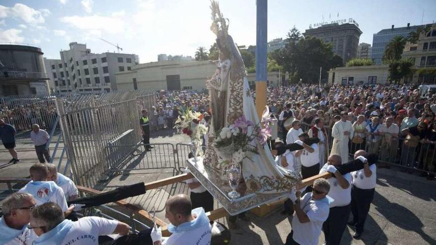 Los cofrades de la Virgen del Carmen, el año pasado, en procesión.