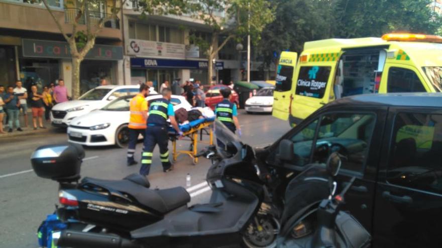 Un motorista, herido al chocar con un coche en la calle Aragó