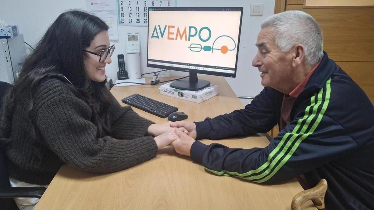 Una trabajadora social de la Asociación Viguesa de Esclerosis Múltiple de Pontevedra (Avempo) atiende a un usuario.
