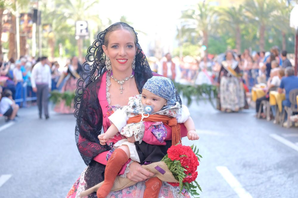 Los festeros aprovechan la Ofrenda para protestar contra la violencia de género con flores y lazos morados