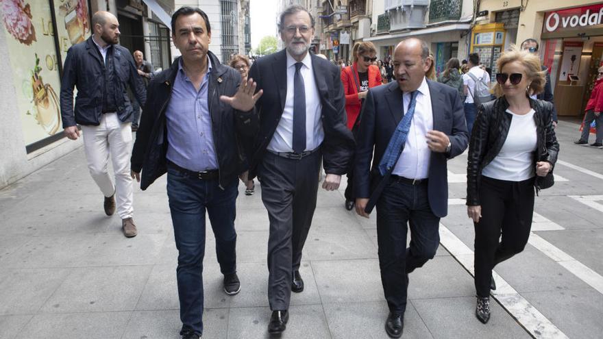 Rajoy junto a otros miembros del PP en Santa Clara.