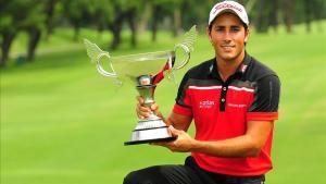 Pigem posa con el trofeo de ganador