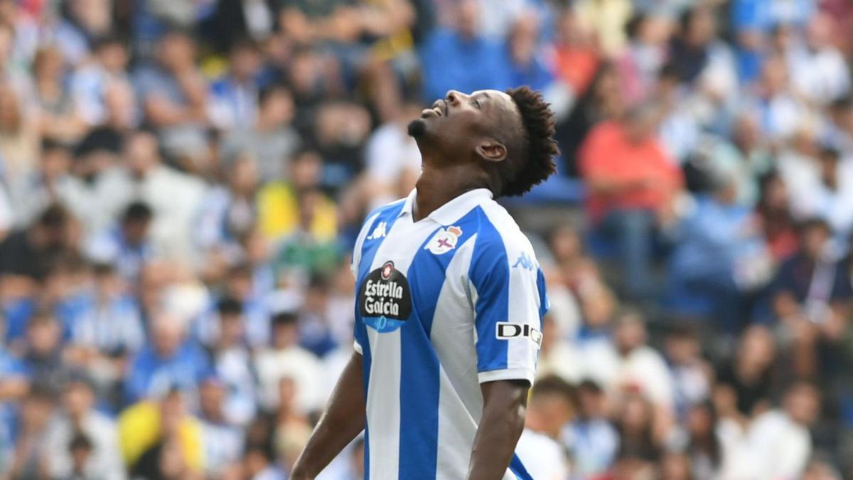 Mohamed Bouldini lamenta una acción en el duelo ante el Burgos. |  Carlos Pardellas