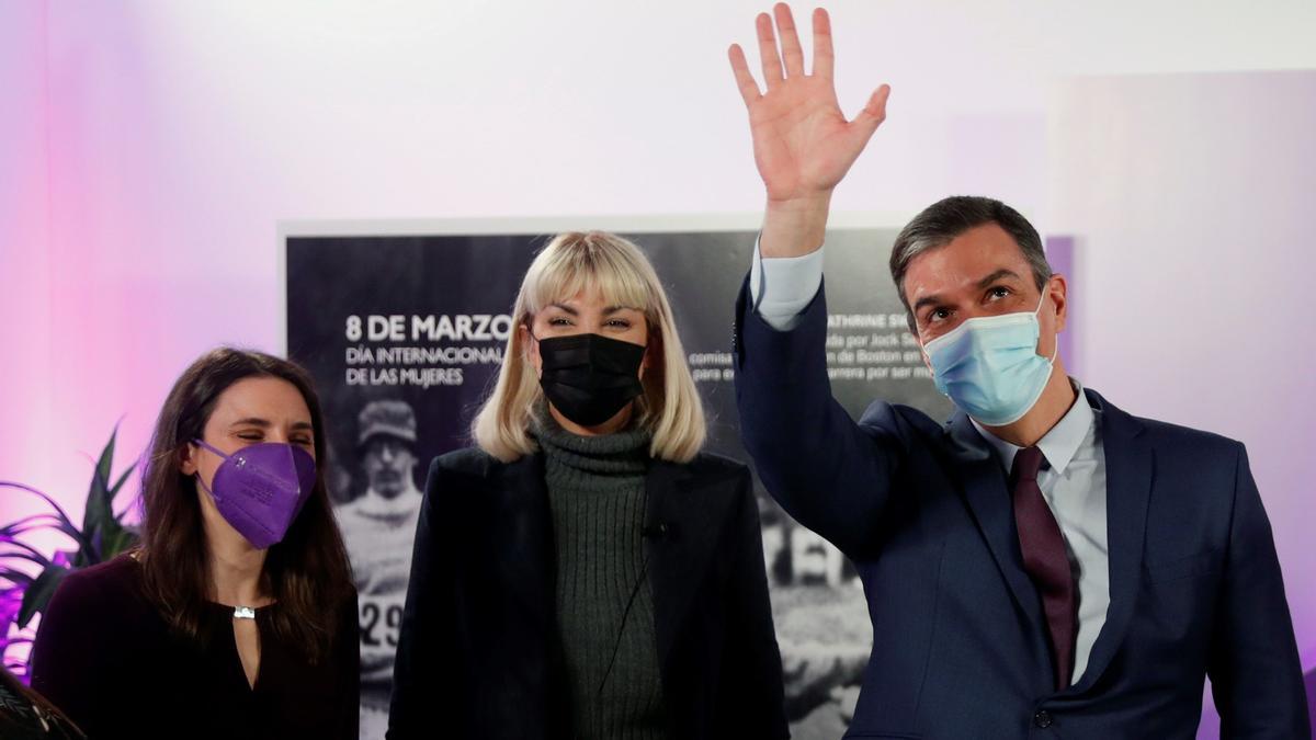 Irene Montero, Daniela Santiago y Pedro Sánchez.