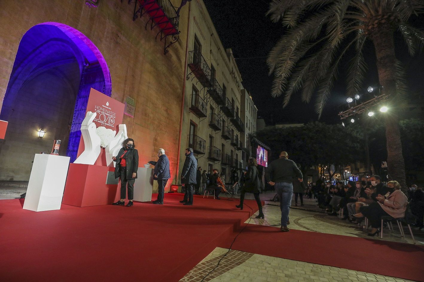 Así ha sido el homenaje a las víctimas del covid en Elche