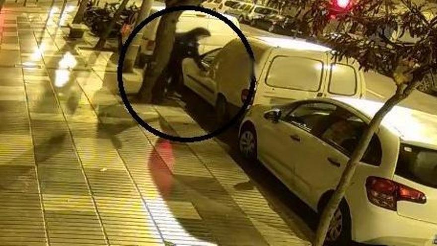 Momento de uno de los robos en un coche en Ibiza