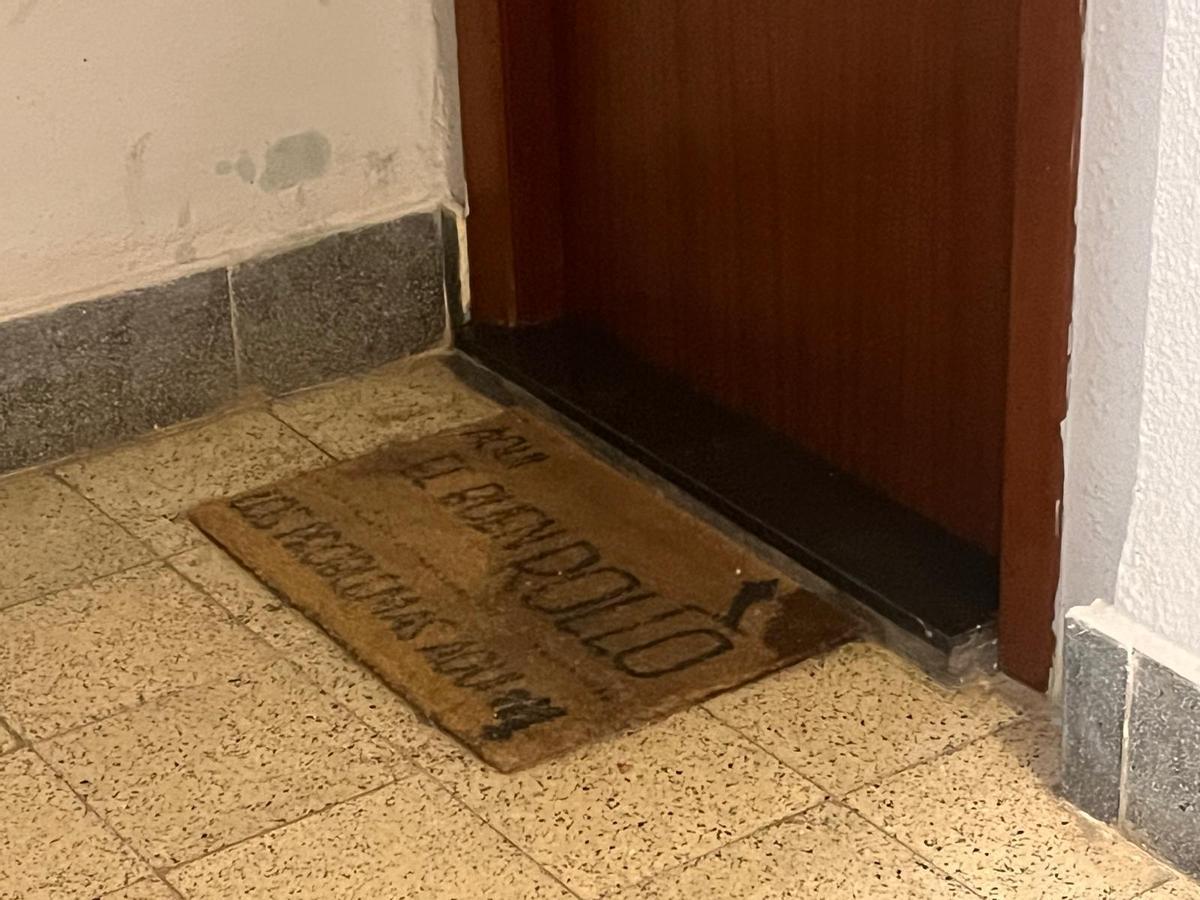 Manchas de sangre en el rellano de la finca de Catarroja donde fue asesinado de un tiro Pedro C. G.