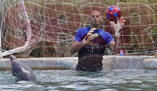 Los jugadores del Barça se divirtieron con los delfines