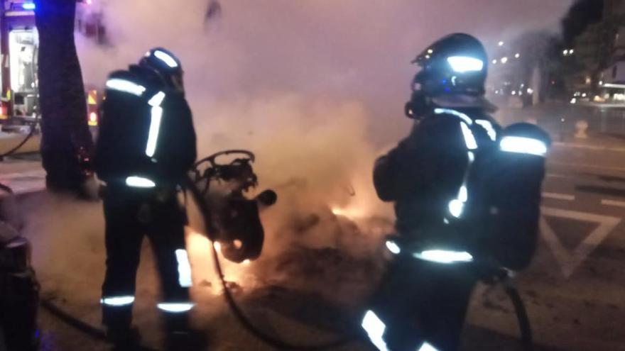 Los bomberos intentan apagar las llamas.