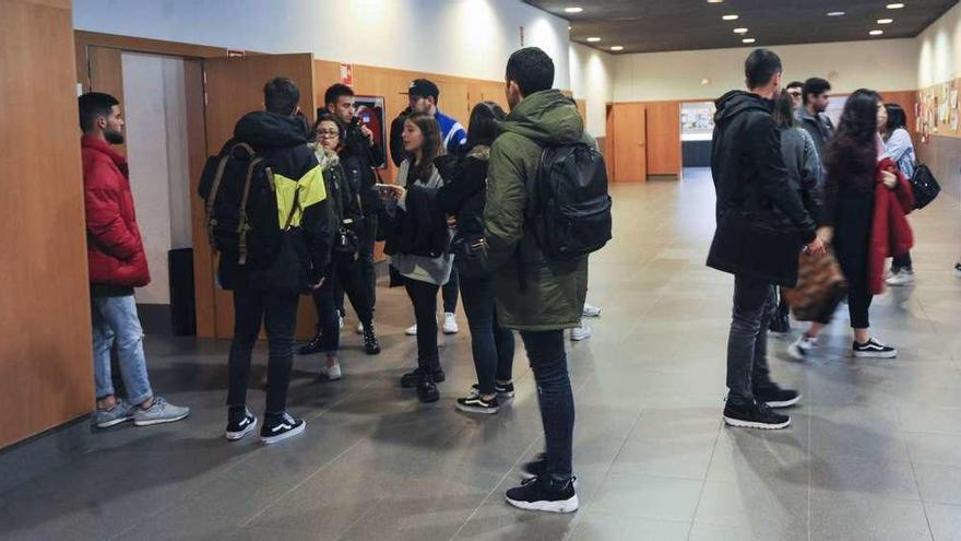 Alumnos de Administración y Dirección de Empresas, ayer, antes de la revisión del examen.