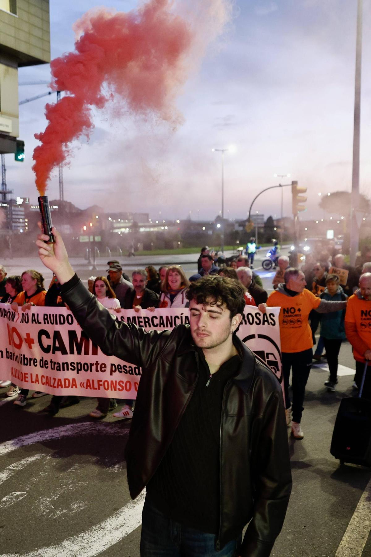 La movilización vecinal por los camiones en Gijón, en imágenes