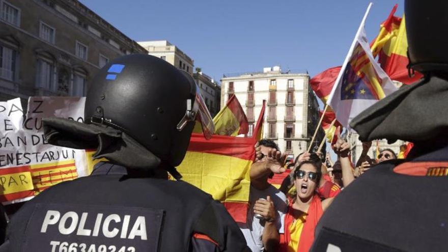 Un grup de persones increpa els Mossos d&#039;Esquadra a la plaça de Sant Jaume