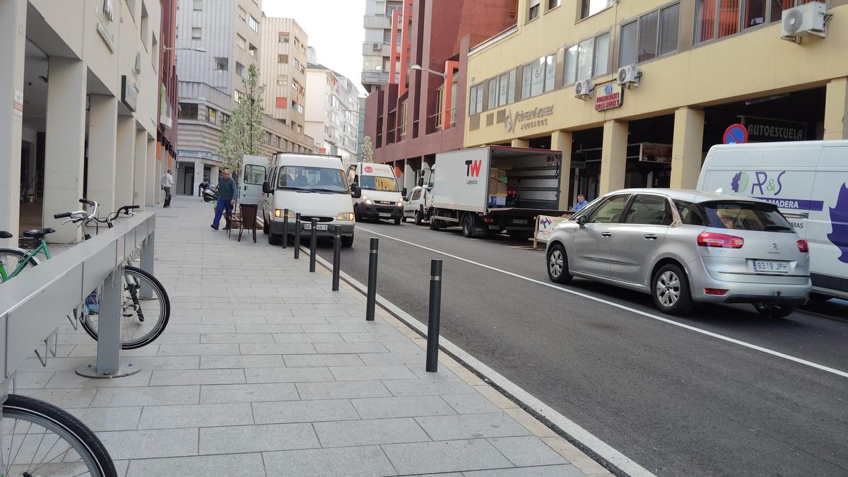 Vehículos de mercancía dentro y fuera de la zona de carga y descarga.