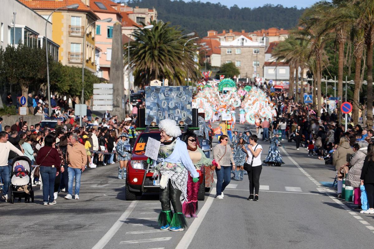 Sanxenxo se llenó de color y diversión con el tradicional desfile de carnaval de adultos y niños