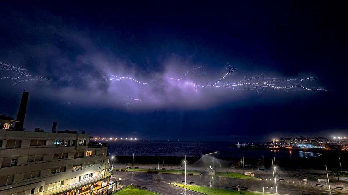 Las impresionanes imágenes de la tormenta eléctrica en Poniente, Gijón