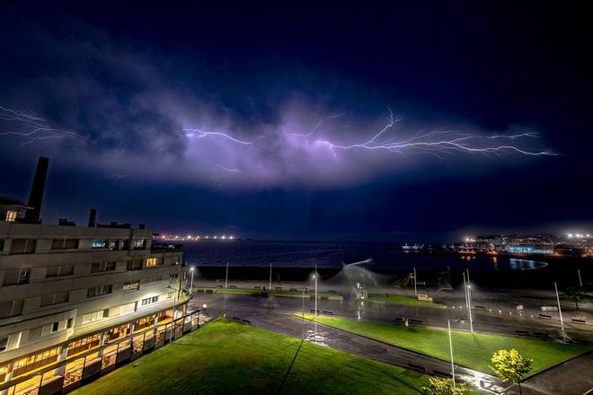 Las impresionanes imágenes de la tormenta eléctrica en Poniente, Gijón