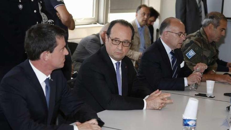Valls, Hollande y el ministro del Interior, Bernard Cazaneuve. // Reuters