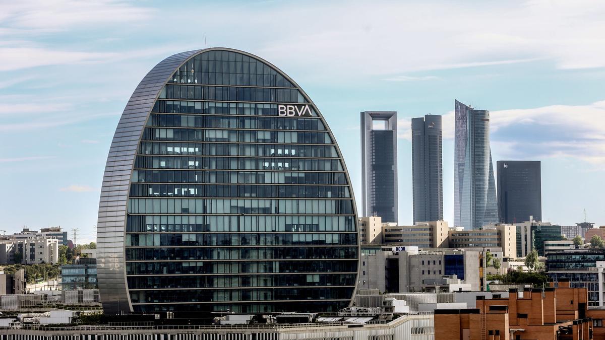 Fachada del edificio ‘La Vela’, en la ciudad del BBVA, a 30 de abril de 2024, en Madrid (España).