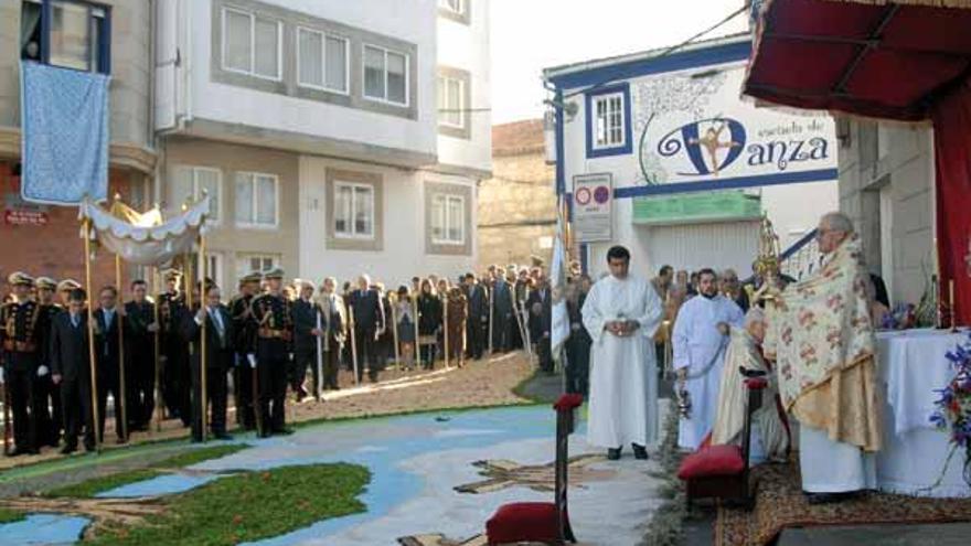 La procesión del Viático durante una parada en el altar situado en la calle Xan Guillerme.