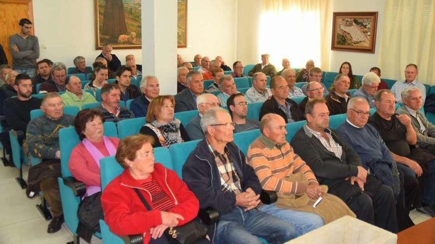 Asistentes a la asamblea celebrada ayer en Alcañices sobre la puesta en valor del producto castañas.