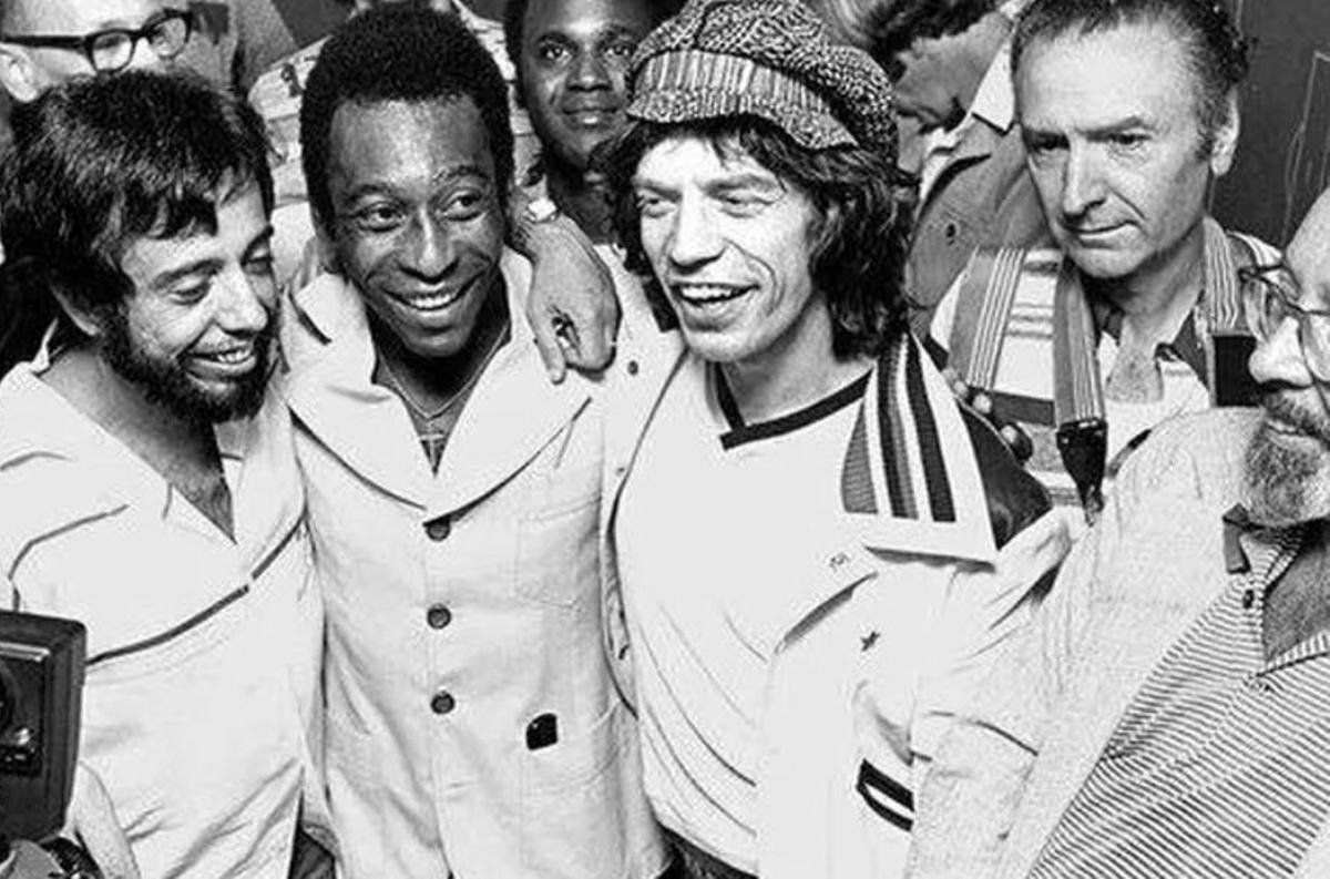 Mick Jagger, con Pelé. 