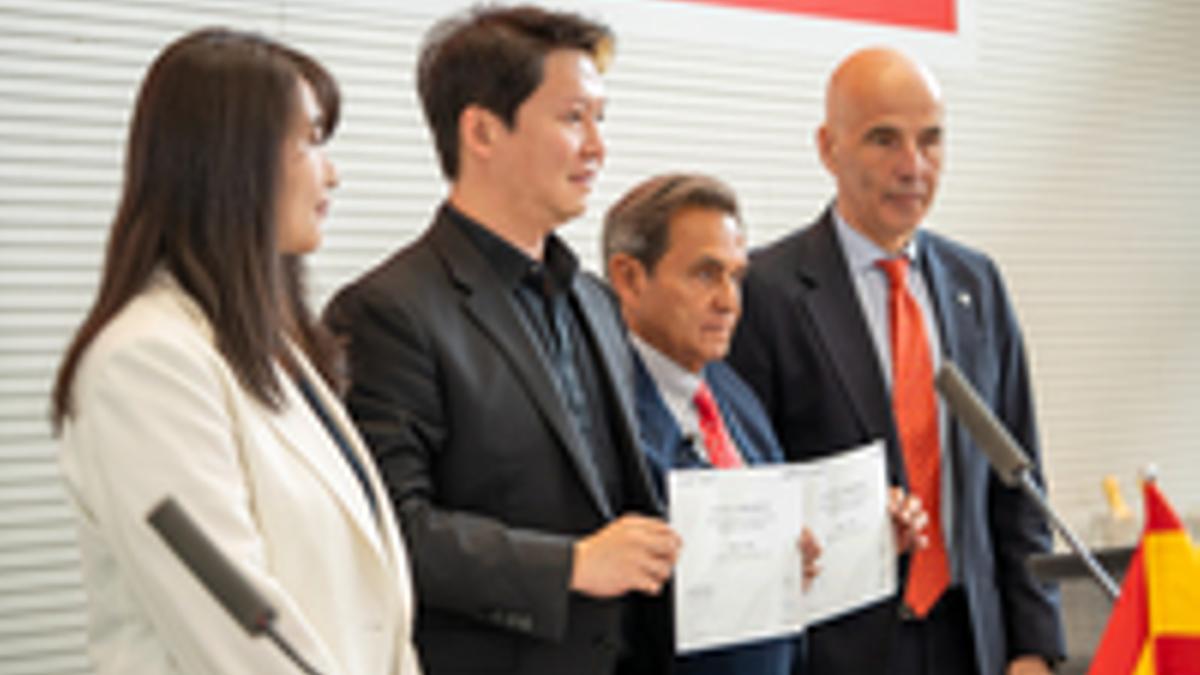 Responsables de Sesderma y Wanjing Group, tras firmar el acuerdo.