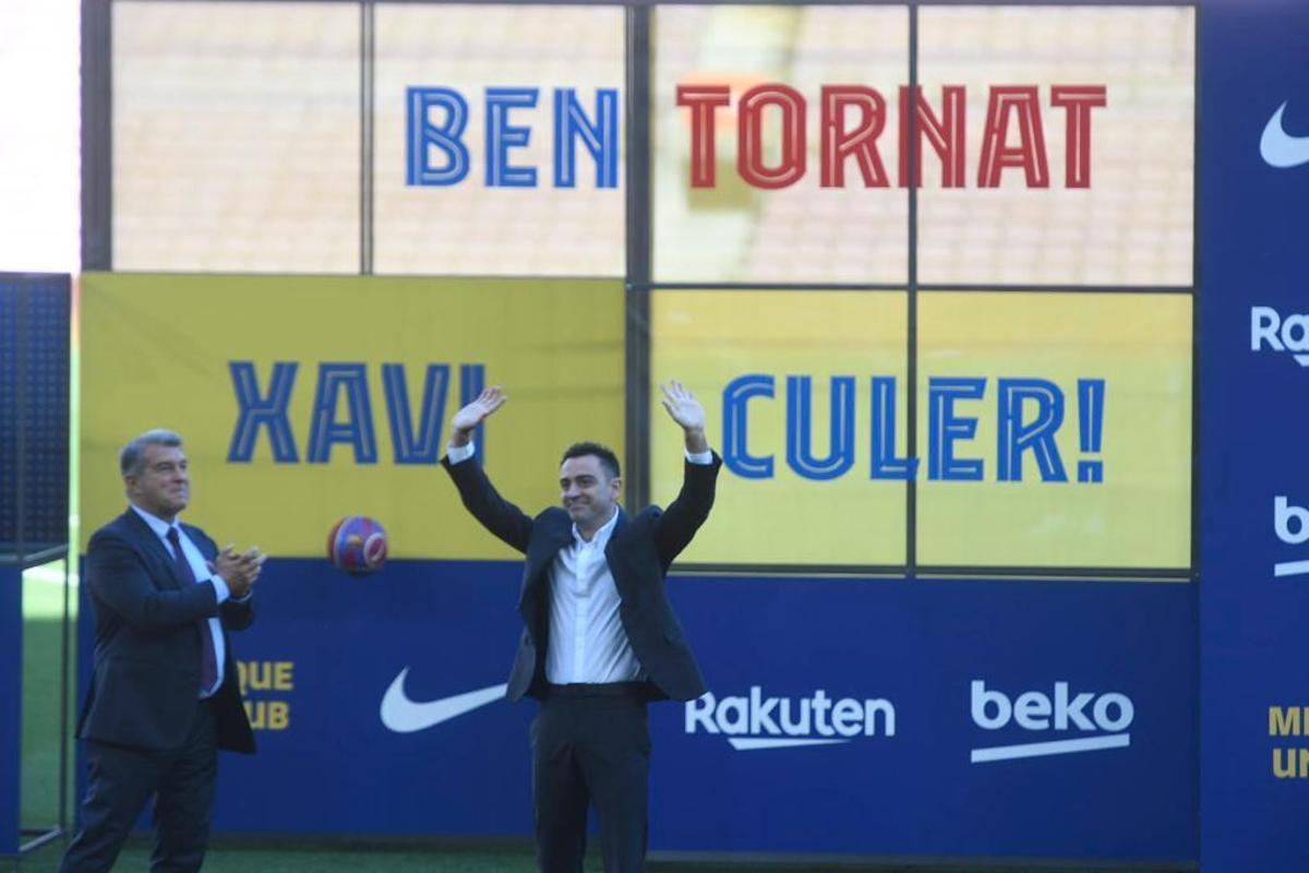 Xavi junto a Laporta en su regreso al Camp Nou.