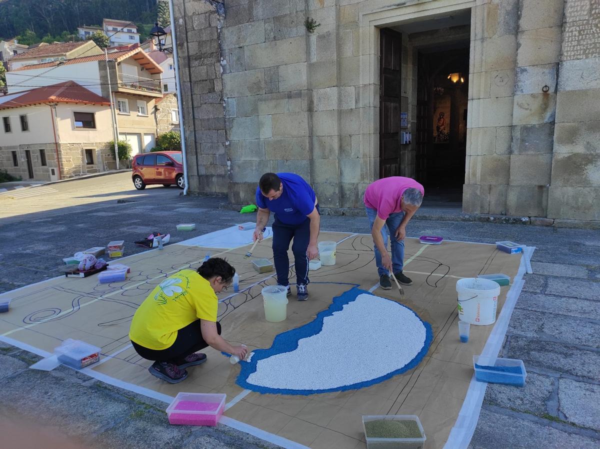 Trabajos para la elaboración de la alfombra de la iglesia.
