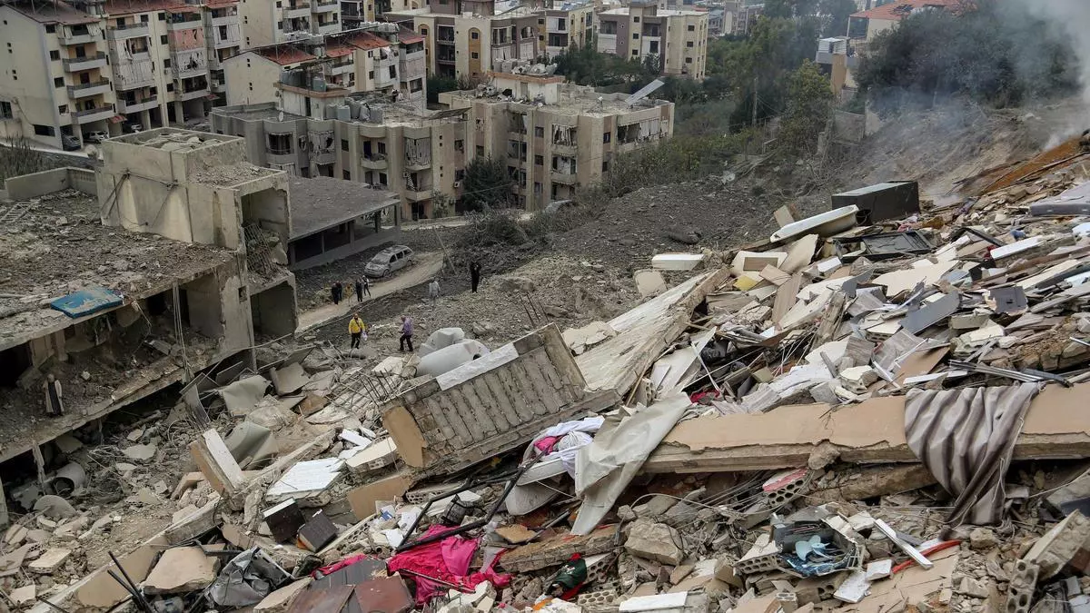 Cientos de personas asisten al funeral del comandante de Hezbolá muerto en ataques israelíes en Líbano