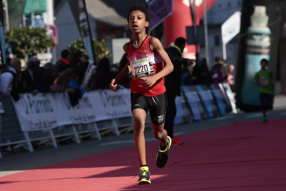 Más de dos mil deportistas corrieron esta mañana en la prueba que discurría por el centro de la ciudad del Louro