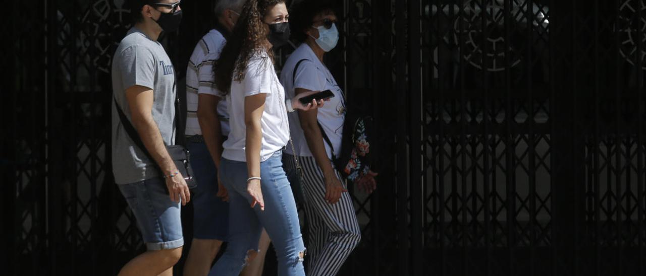 Gente pasea con mascarillas en Valencia