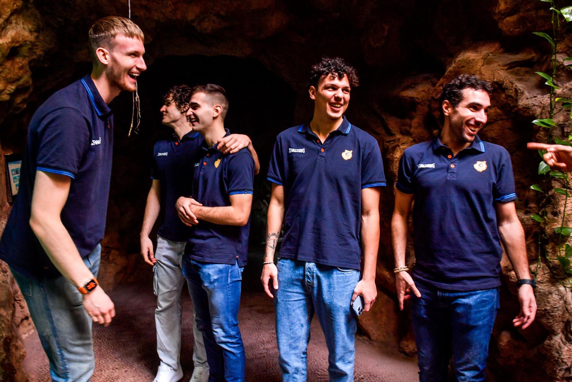 Los jugadores del CB Gran Canaria visitan el acuario Poema del Mar