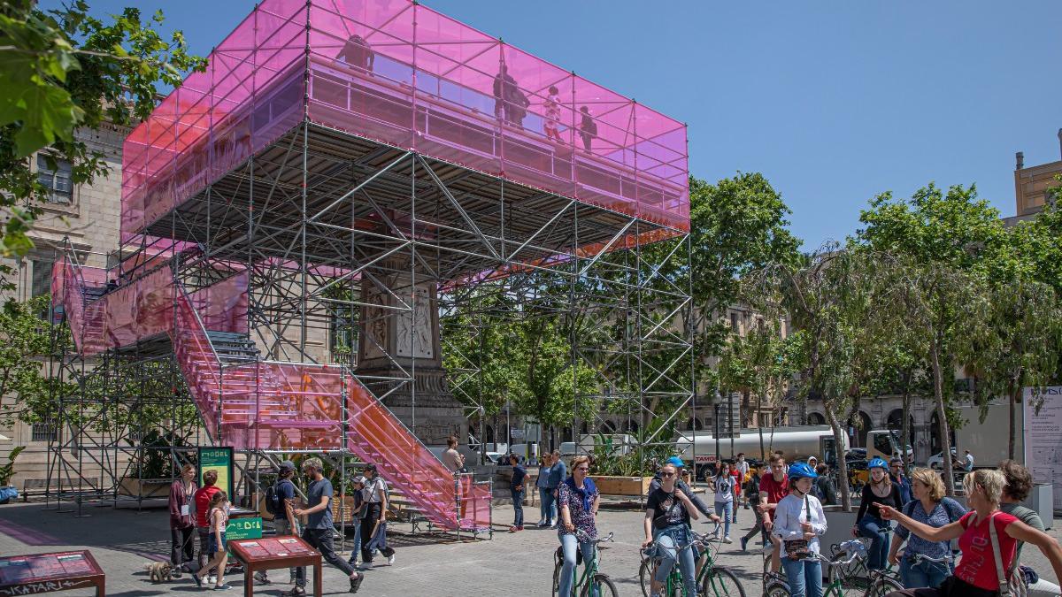 Vista de la instalación que ocupa la plaza de Idrissa Diallo