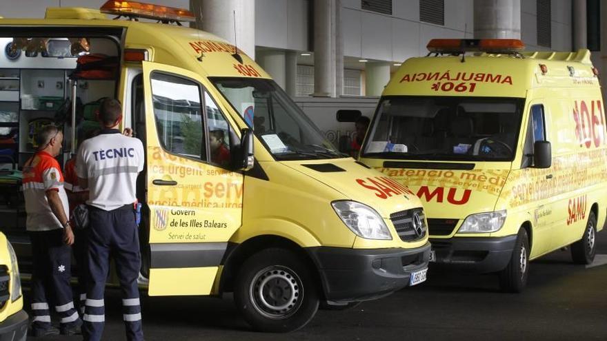 Ambulancias del Ib-salut en las urgencias de Son Espases, donde ingresó el bebé.