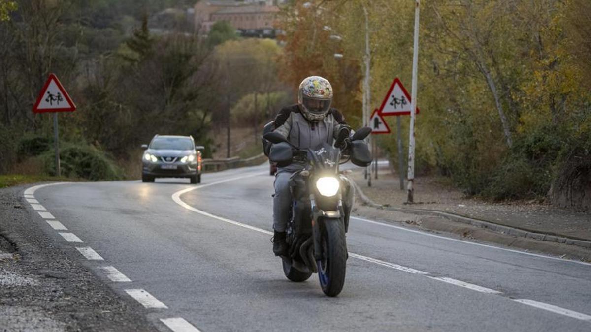 Un motorista circulant, en una imatge d'arxiu