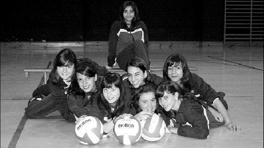 Las jugadoras cadetes del Náutico de Carreño, en la pista polideportiva.